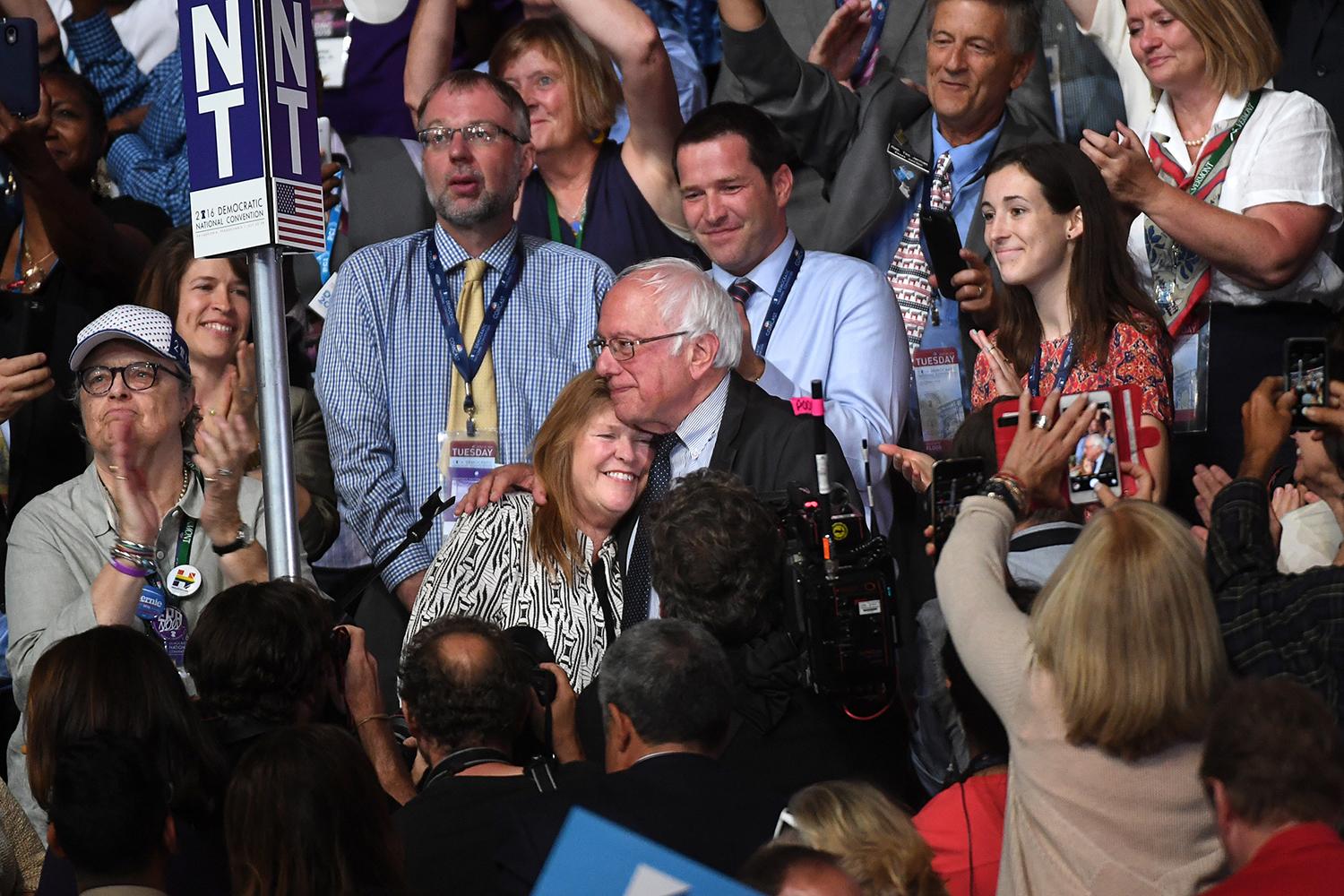 Bernie Sanders kramar om sin fru.