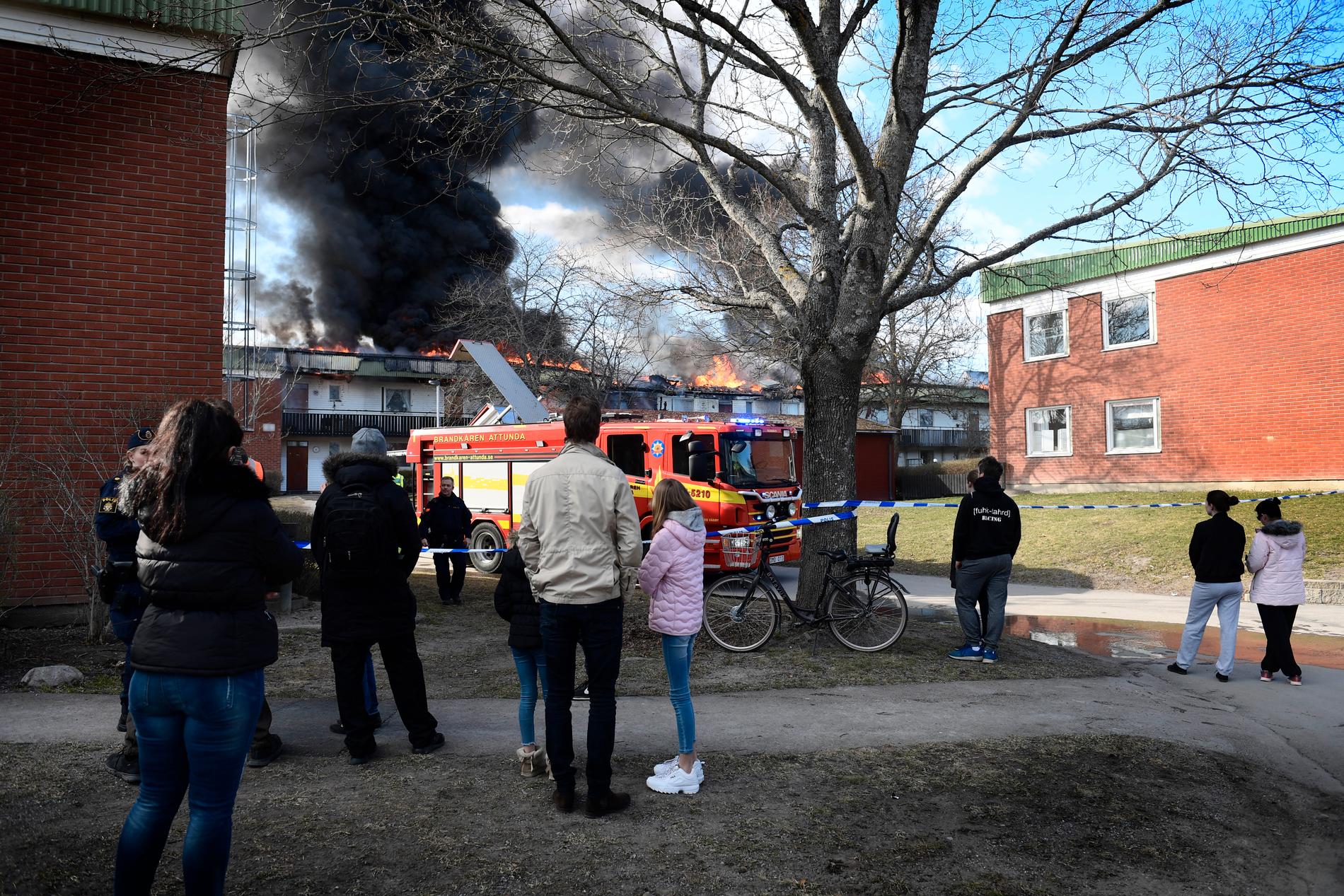 Fullt utvecklad lägenhetsbrand – tre personer skadade