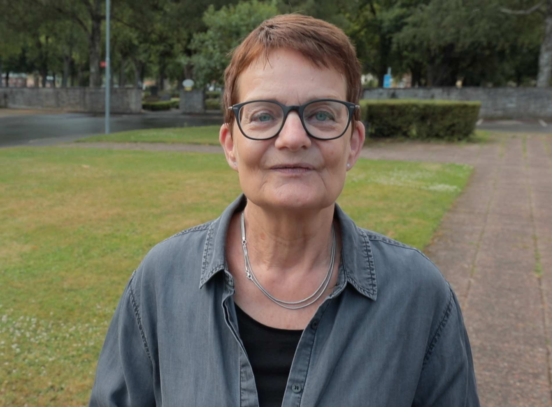 Elvi Andreasson jobbar med rehabilitering av missbrukare. Hon hämtar matkassar åt de som hon hjälper. 