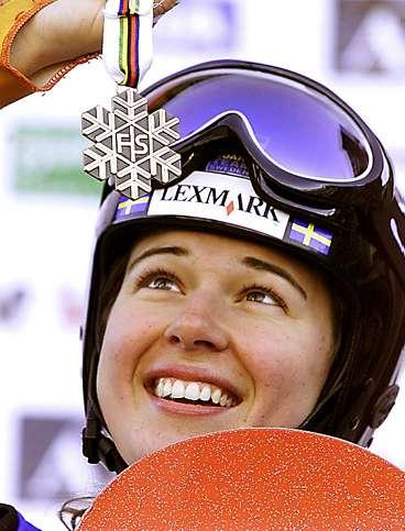 ÖGON SOM GLITTRAR Sara Fischer tog i går Sveriges första medalj i VM i snowboard. Efteråt firade hon med champagne tillsammans med familjen.