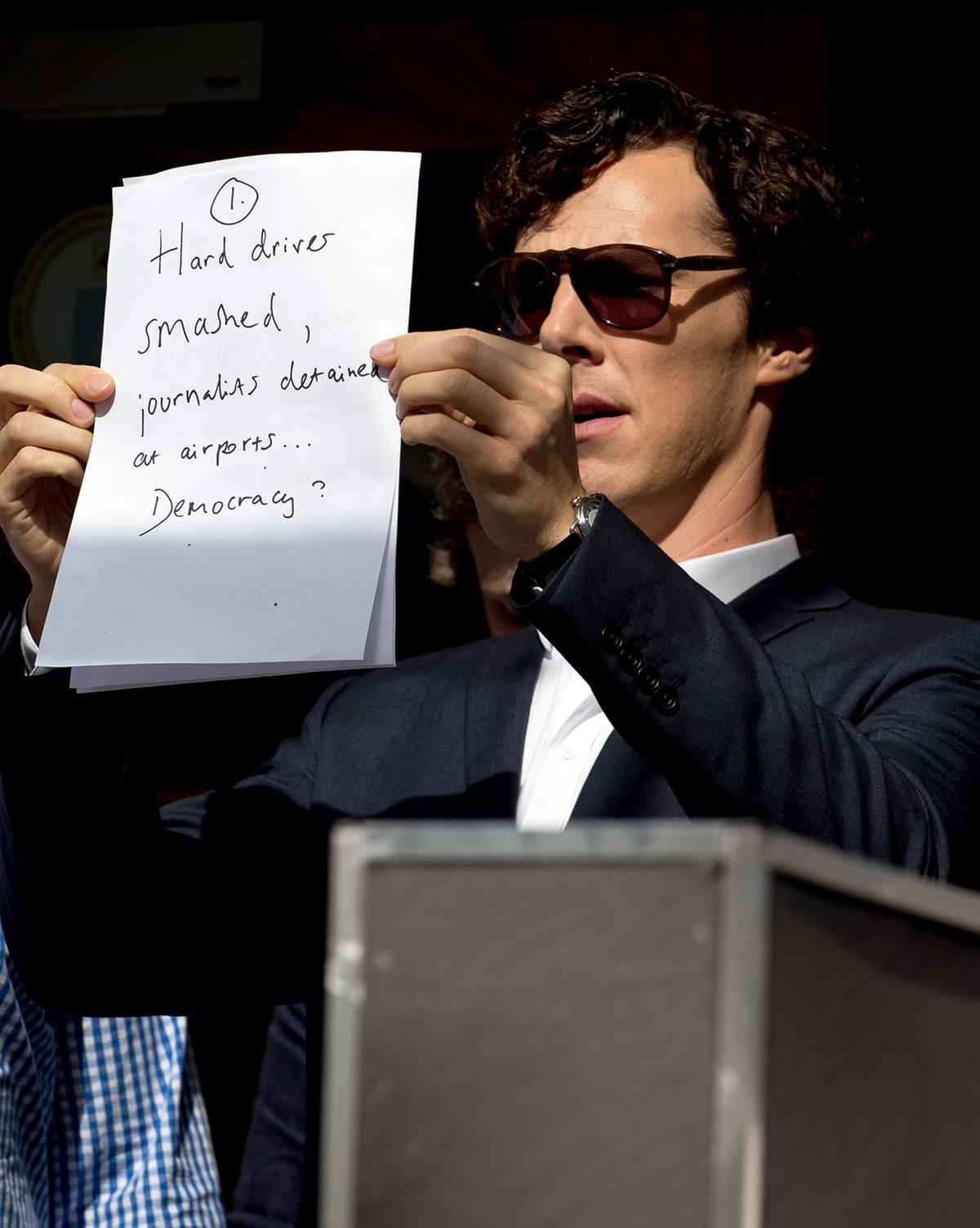 Benedict Cumberbatch protesterade mot den senaste tidens övervakningsskandaler genom att visa bilder för åskådarna under inspelningen av ”Sherlock Holmes”.