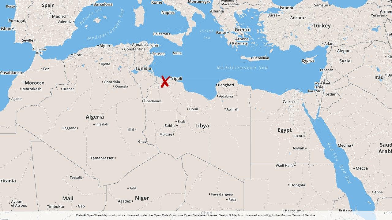 Flera hundra flyktingar har evakuerats från ett läger nära Libyens huvudstad Tripoli.