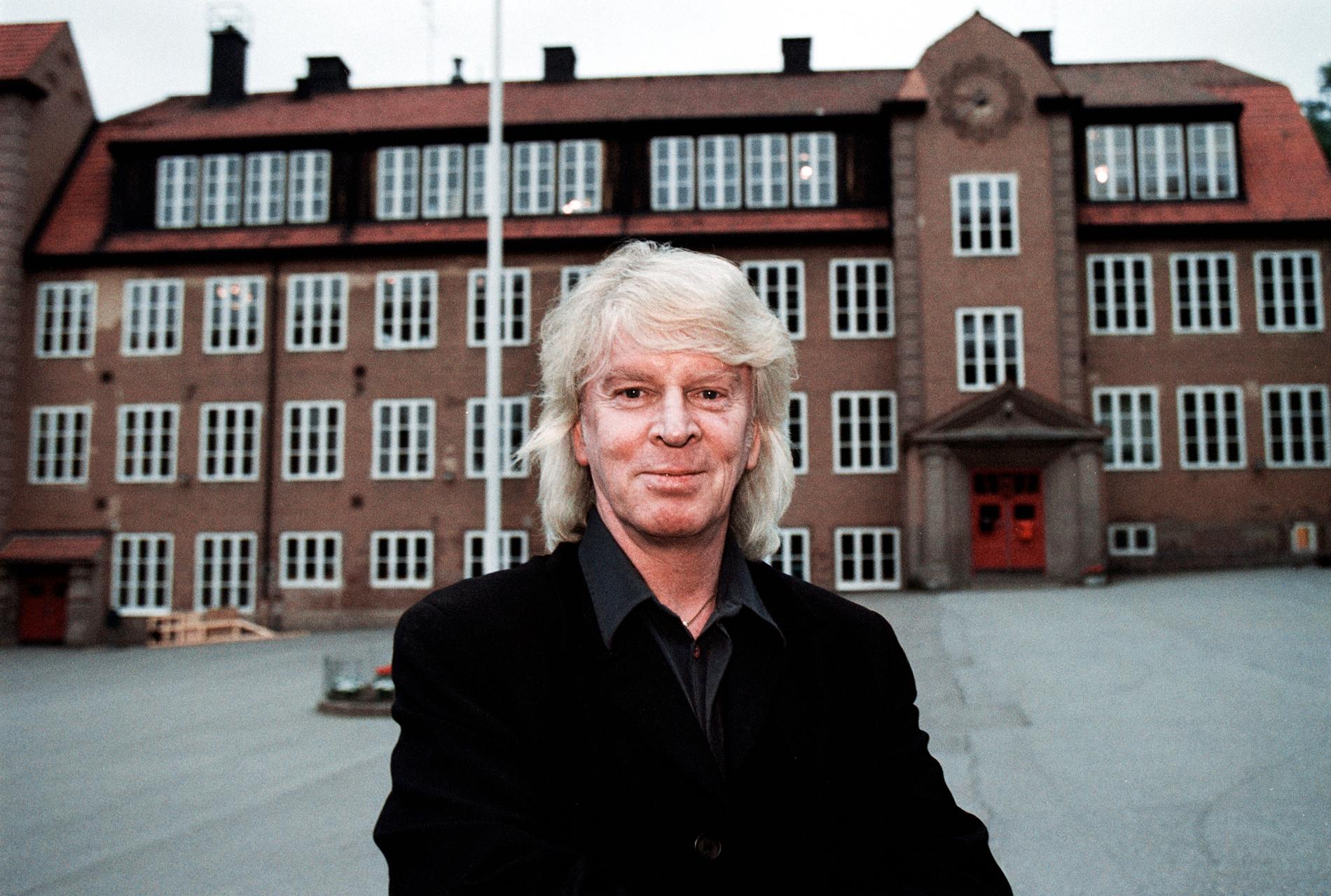 Nalle Knutson 2001 utanför Brommenbergsskolan där han jobbade som bibliotekarie och klassfarfar – men där han tvingades sluta.