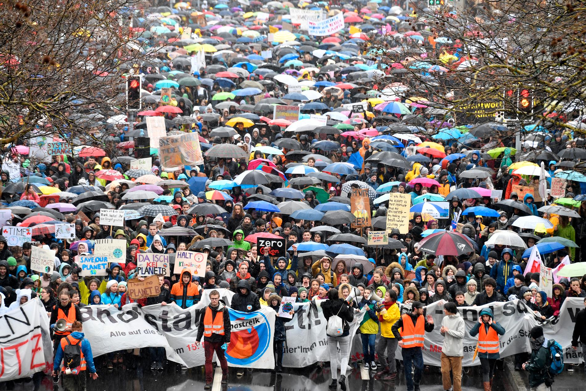 Hundratusentals skolungdomar över hela världen strejkade på fredagen för klimatet. Här i Zurich, Schweiz.