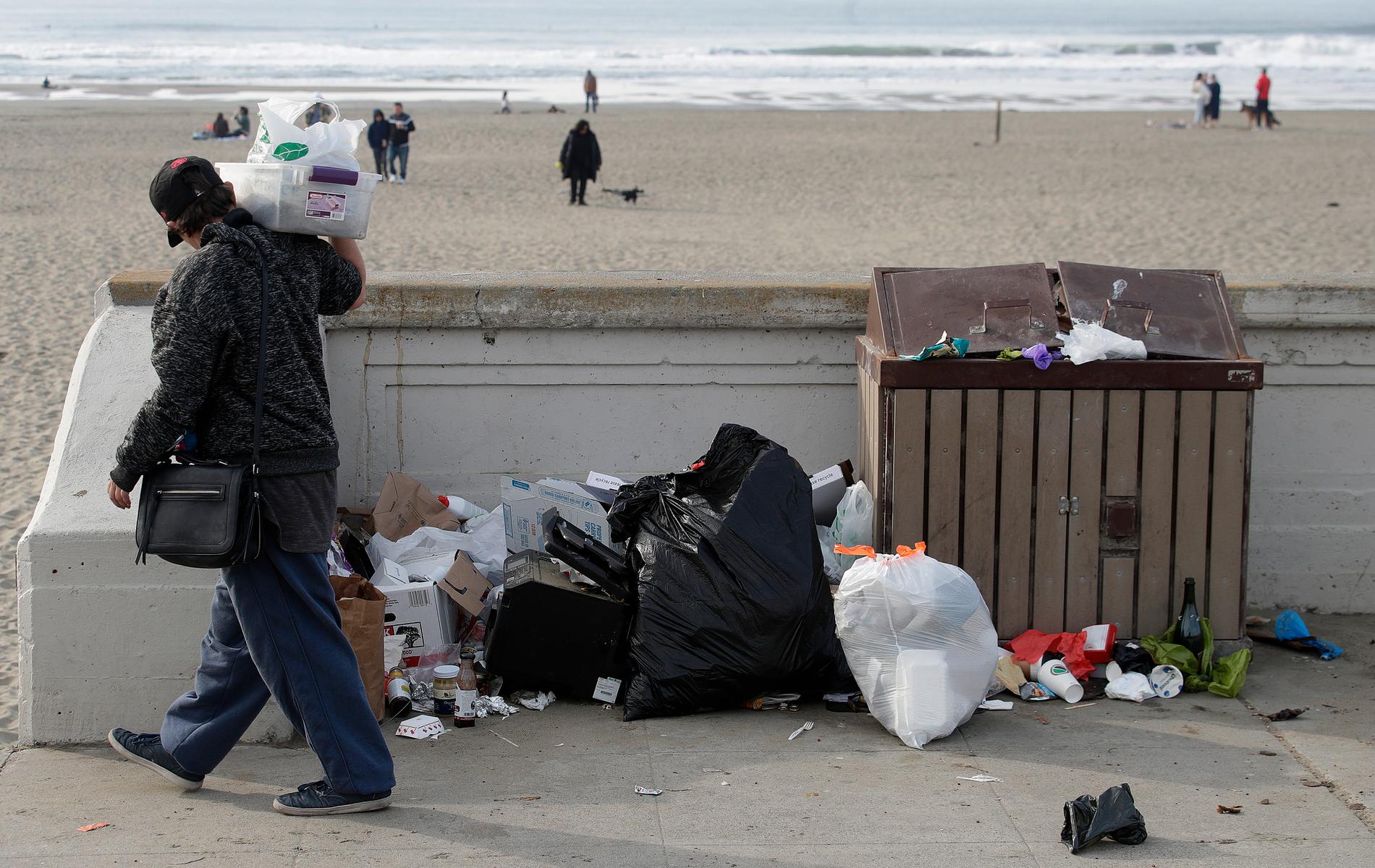 Sopor hopar sig vid Ocean Beach, ett nationalparksområde i San Francisco i USA. Under den pågående nedstängningen av statsapparaten håller nationalparkerna öppet, men med kraftigt nedskuren personalstyrka, vilket bland annat lett till att skräp blivit liggande.