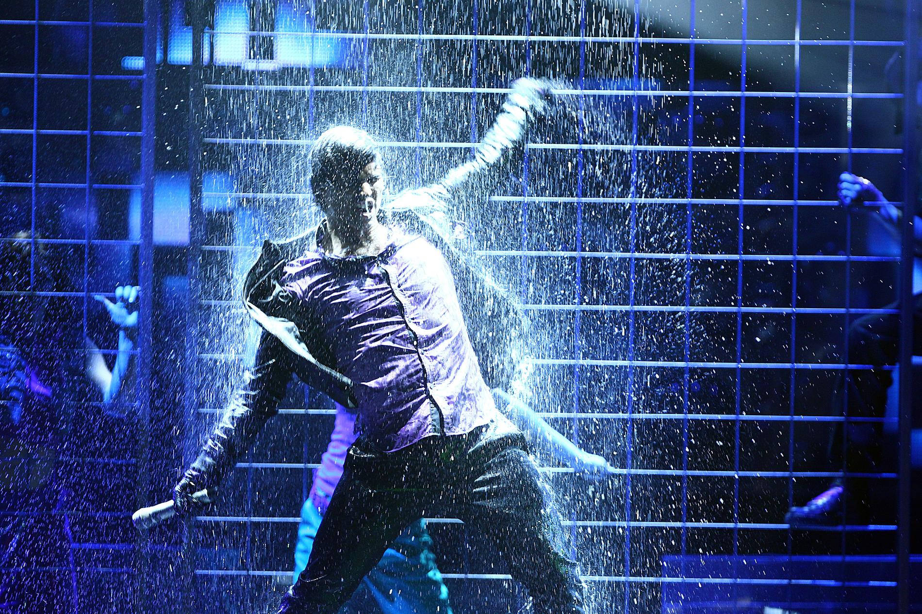 Melodifestivalen 2010, ”Manboy”: Eric Saade avslutar sin scenshow i ett vattenfall på scenen.
