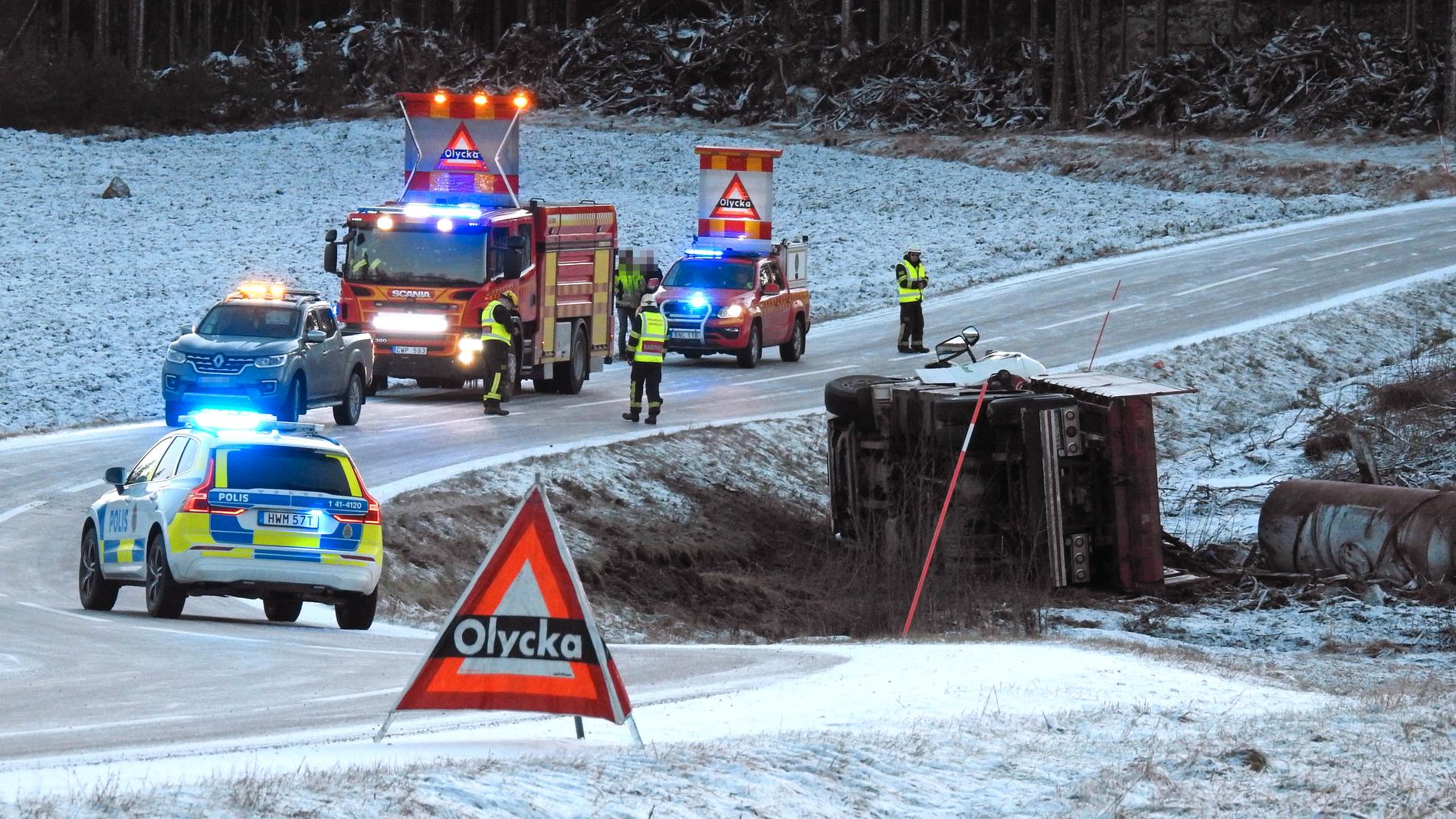 En lastbil åkte av vägen och ner i diket på Lv223 i Sörmland. 