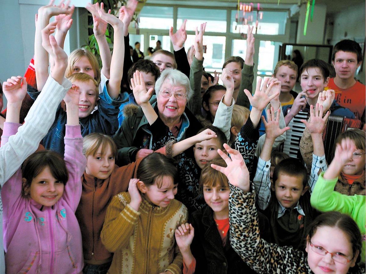hurrar för sin hjälte Barnen på Skola 6 i Rezekne jublar över Margit