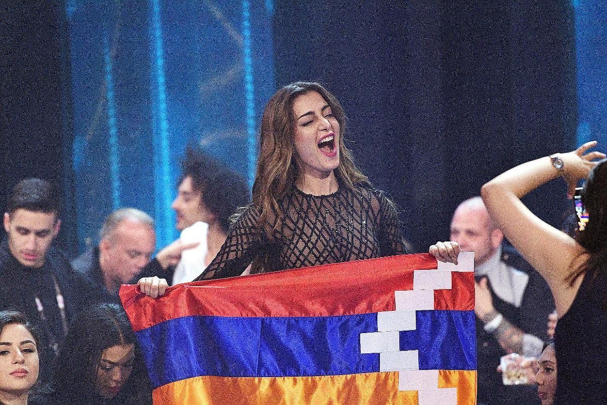 Armeniens sångerska Iveta Mukuchyan viftade med Nagorno-Karabachs flagga, vilket inte föll i god jord.