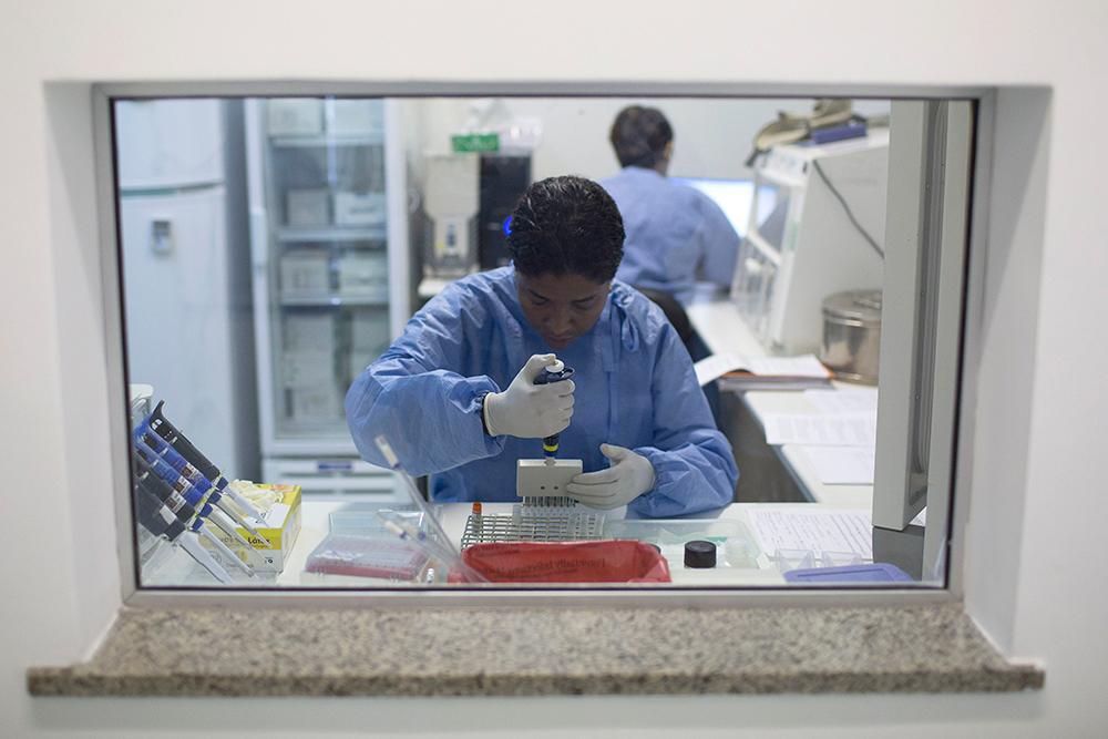 Inne på laboratoriet i Fiocruz i Rio de Janeiro analyseras zikavirus-prov på löpande band.