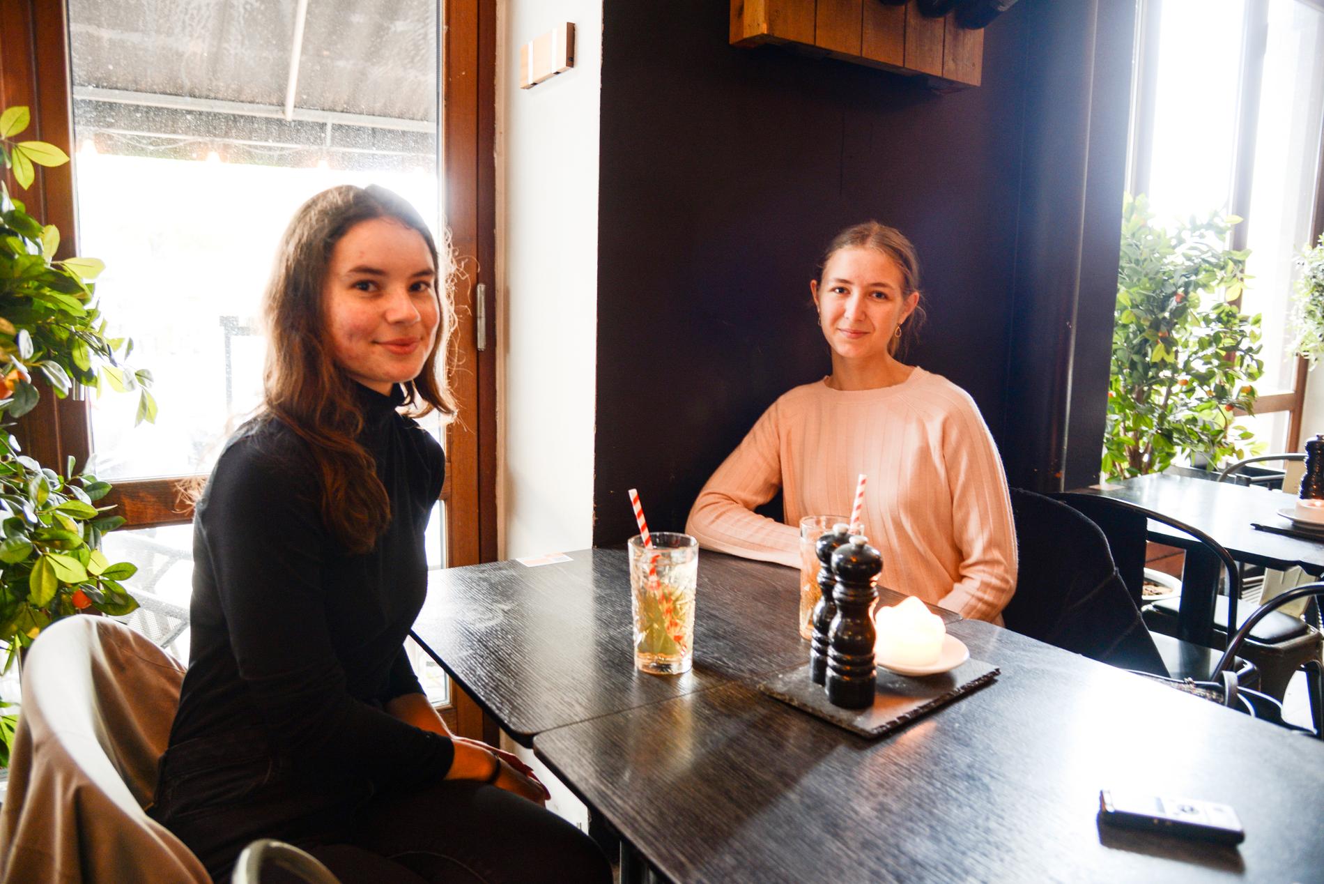 Claudia Civettini och Isabella Koch väntar på sin första restauranglunch på två månader.