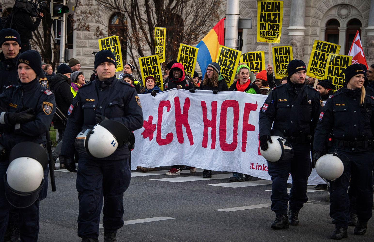 Protester mot Norbert Hofer i Wien.