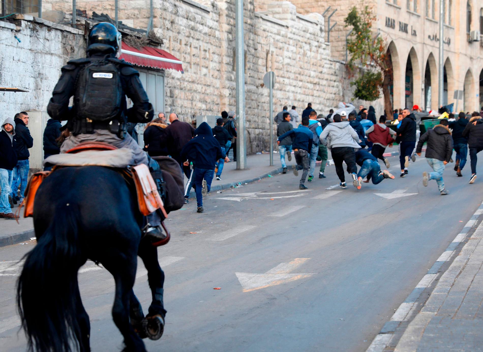 Polis på hästar jagar bort demonstranter i Jerusalem