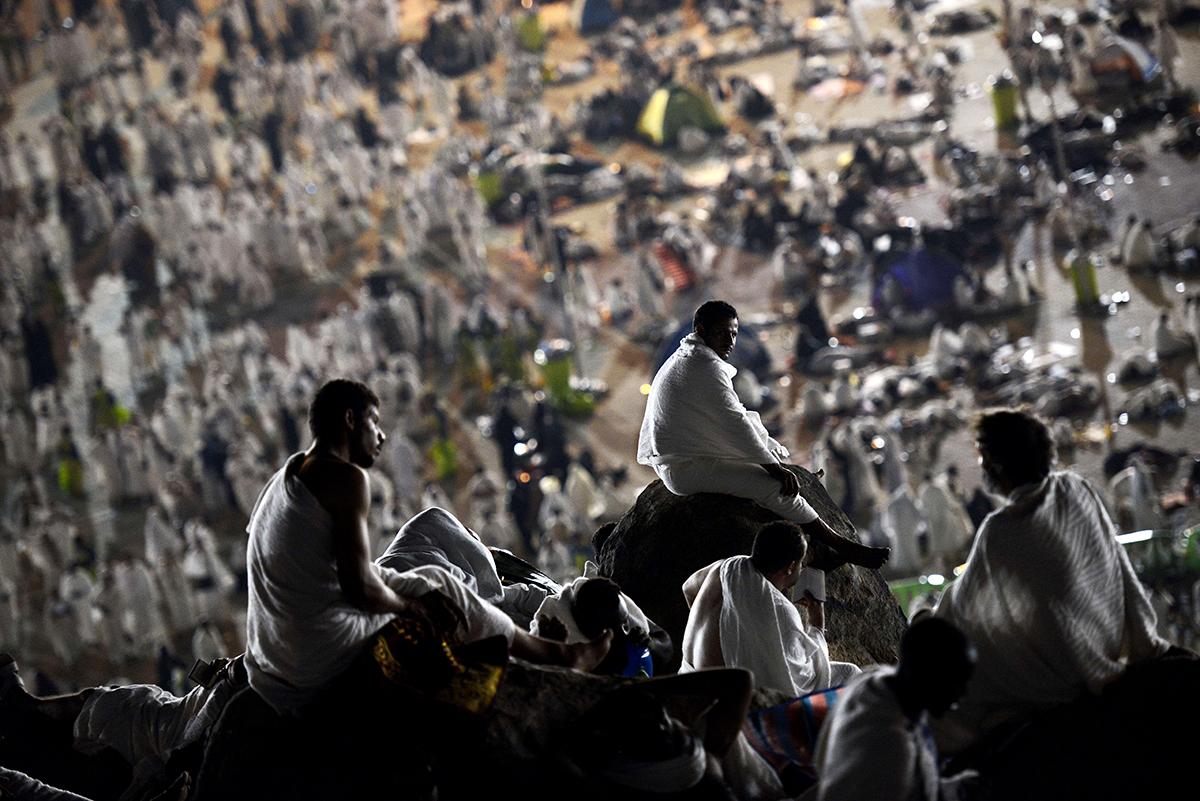 Mecka, Saudiarabien: Muslimska pilgrimer medverkar i en av Hajj-ritualerna på Arafatberget nära Mecka.  Vallfärden (Hajj) till Mecka är en av Islams fem grundpelare, och just vid Arafatberget ska profeten Mohammed ha gett sin sista Hajjceremoni.