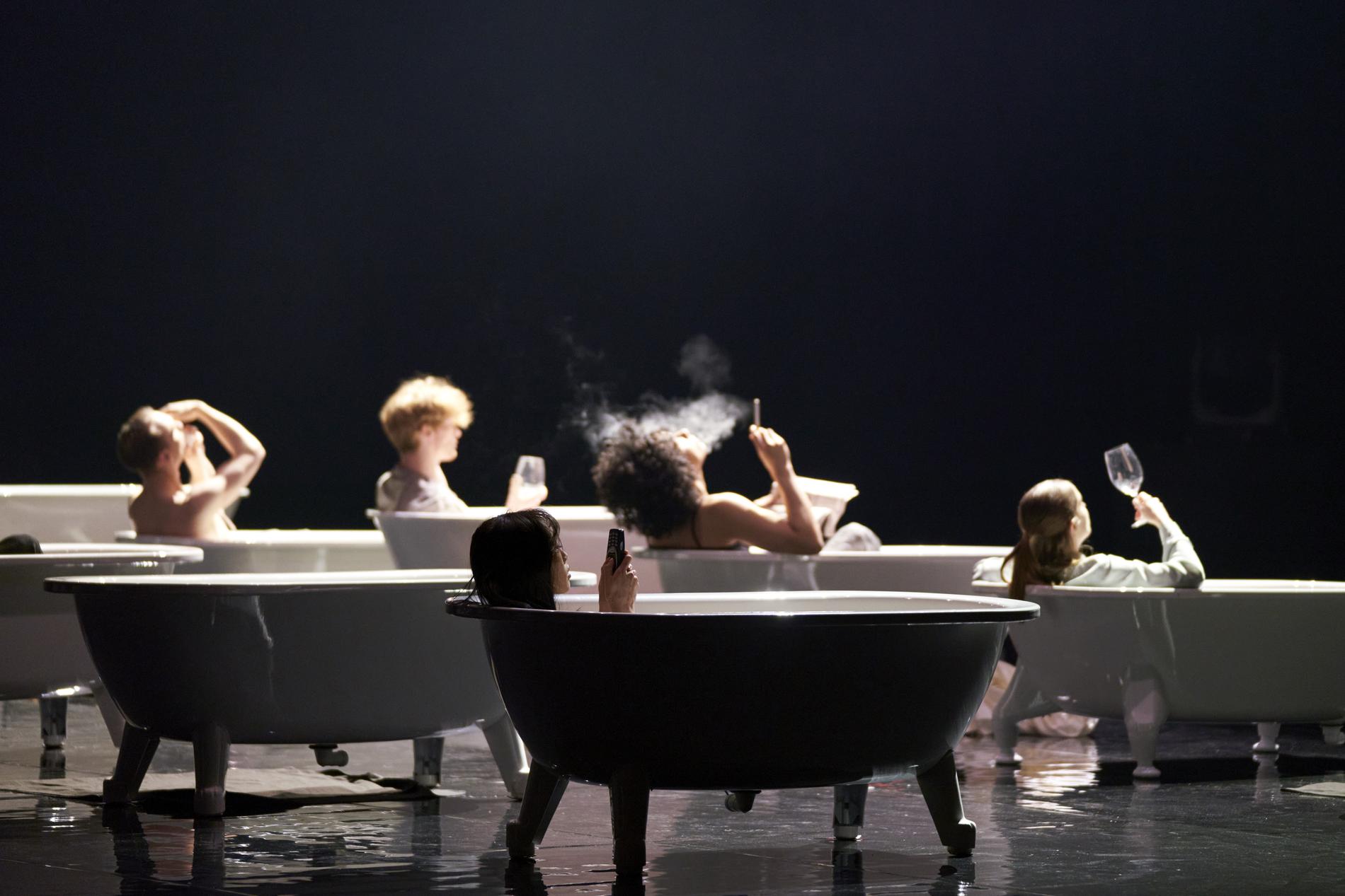 ”Bathtub ballet” av Emma Portner på Kungliga Operan