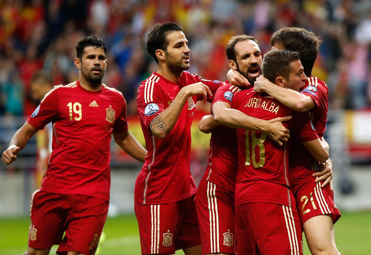 Spanien vann matchen med 2–0.
