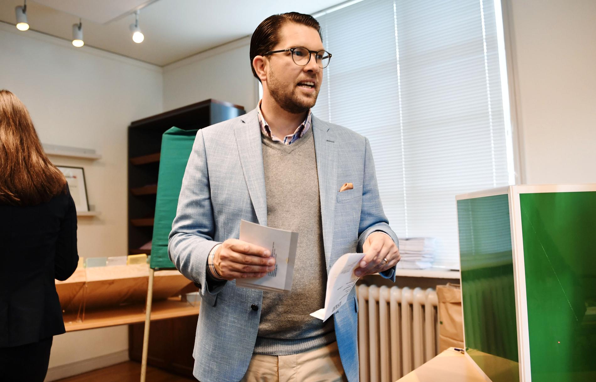 Sverigedemokraternas partiledare Jimme Åkesson (SD) röstade i Stockholms stadshus och sade att hans deltagande i valvakan beror på SVT.