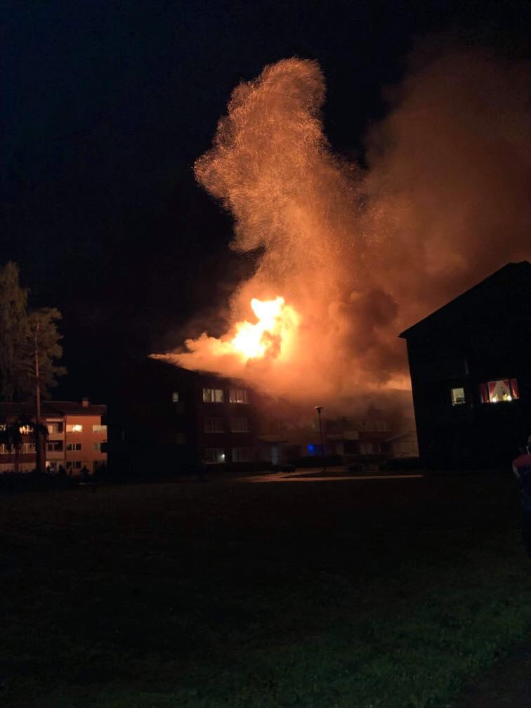 Över ett trettiotal lägenheter fick evakueras efter att en brand rasade i ett flerfamiljshus i Enköping under lördagskvällen.