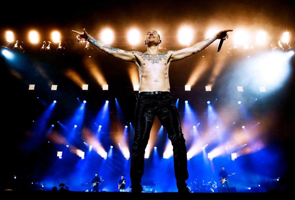 Chester Bennington på scen tillsammans med Linkin Park på Bråvallafestivalen 2017, bara några få veckor före sin bortgång. På spellistan här nedan hör du honom igen, som gästsångare på Lamb Of God-kände Mark Mortons soloprojekt.
