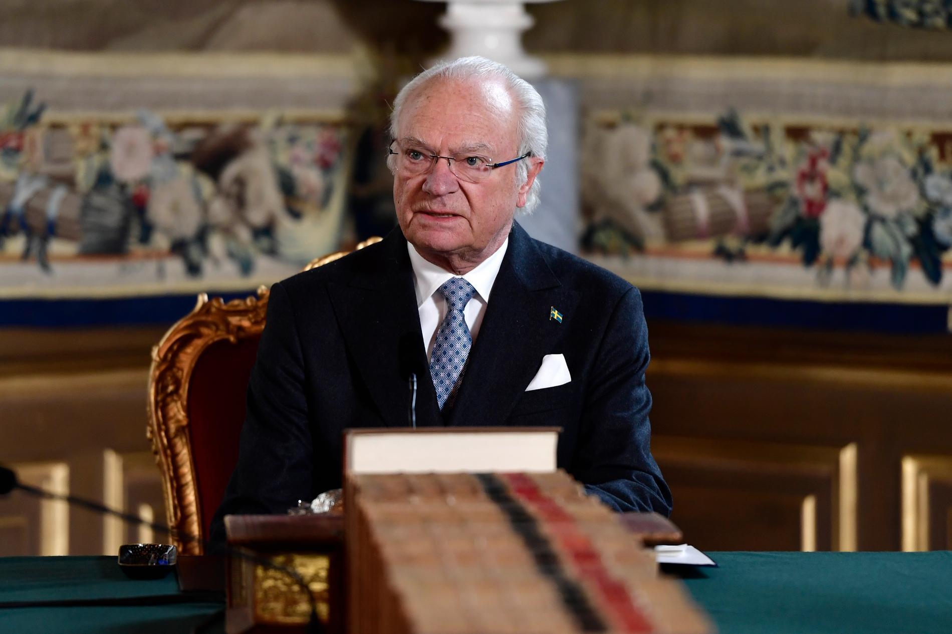 Kung Carl XVI Gustaf vid informationskonseljen.