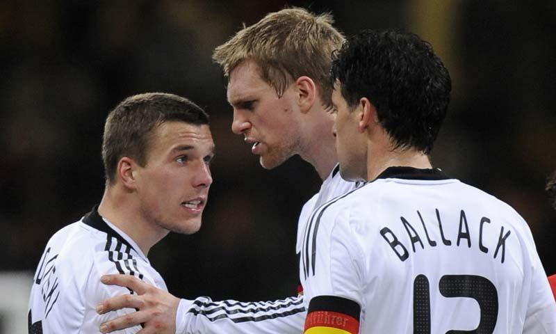 BRÅKADE ÖPPET  Lukas Podolski (t v) fick hållas tillbaka av Per Mertesacker (mitten) för att han inte skulle ryka ihop med lagkaptenen Michael Ballack.