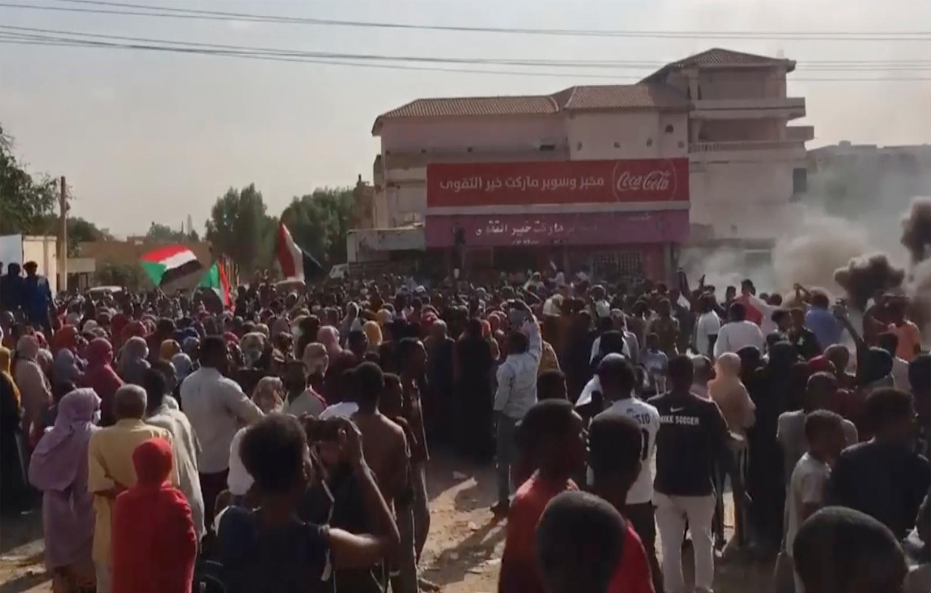Protester i Sudan efter militärkuppen. 
