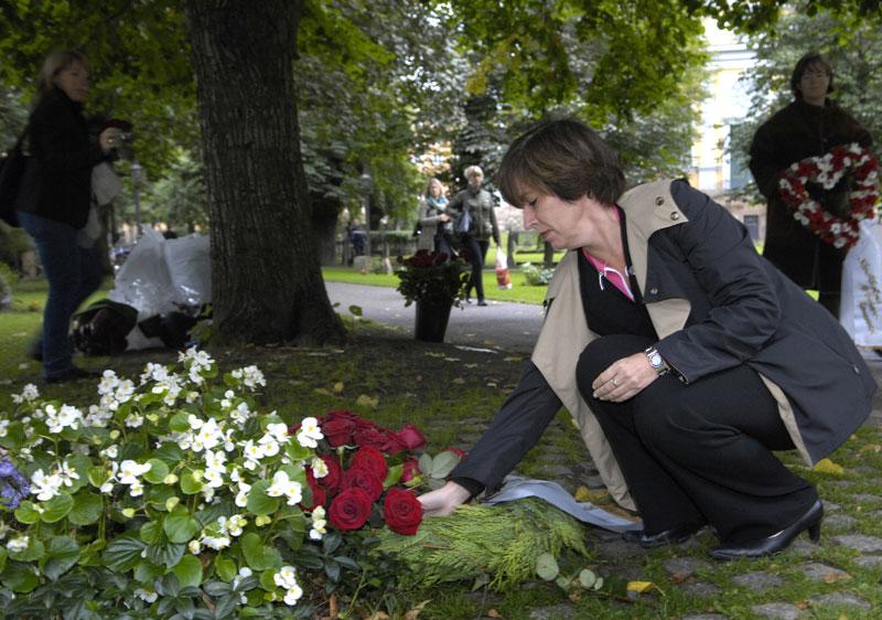Sörjer Anna Lindh Mona Sahlin lade blommor på sin vän Anna Lindhs grav.