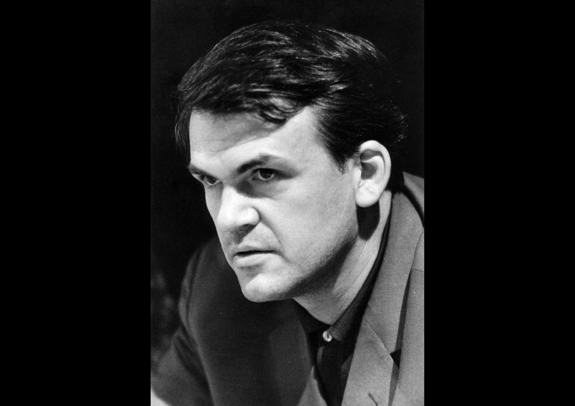 Den tjeckiska författaren Milan Kundera som slog igenom med romanen "Varats olidliga lätthet" (1984) är död. Arkivbild.