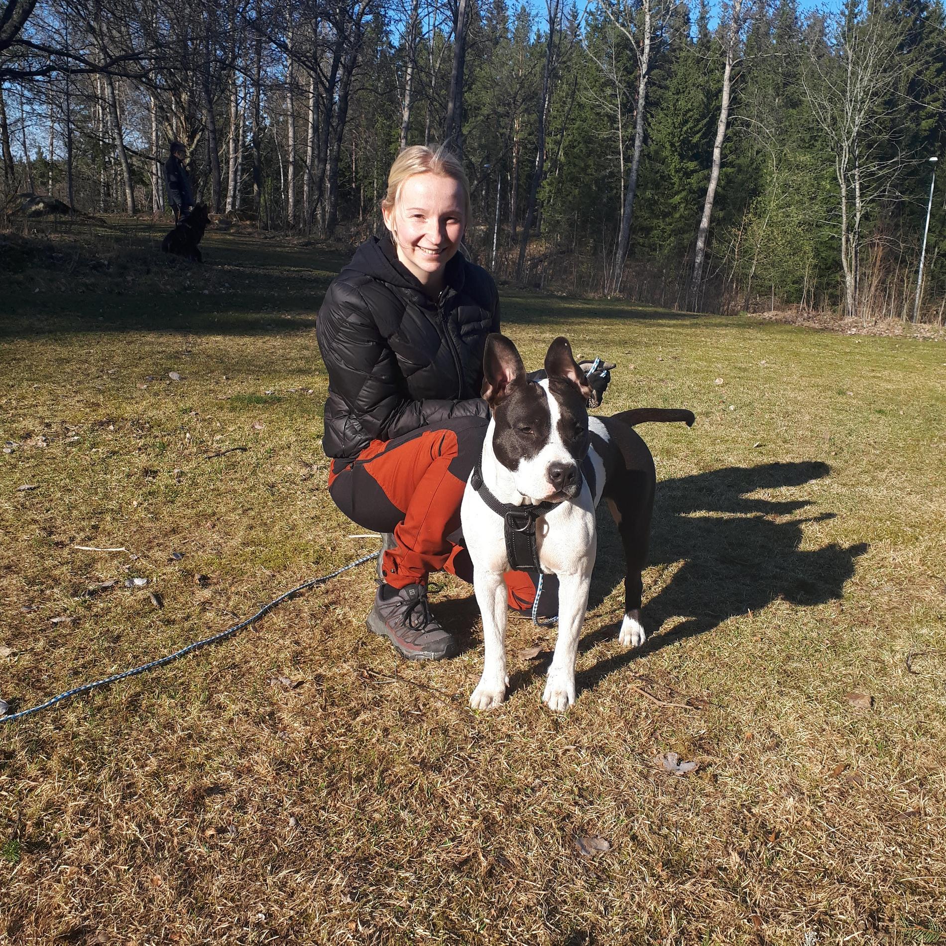 Ägaren Jessica Knutsson tillsammans med hunden Semla. 