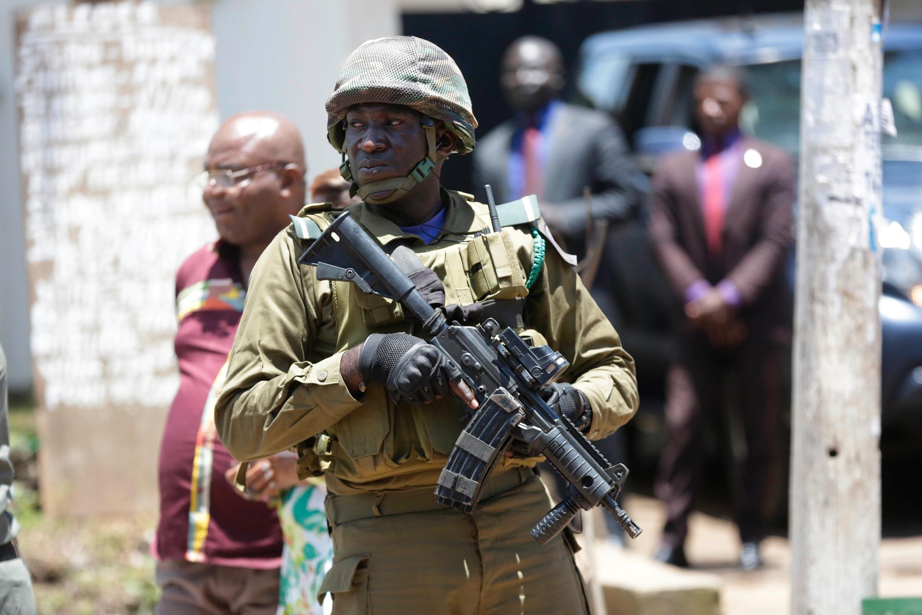 En kamerunsk soldat vid en vallokal vid presidentvalet i oktober. Arkivild.