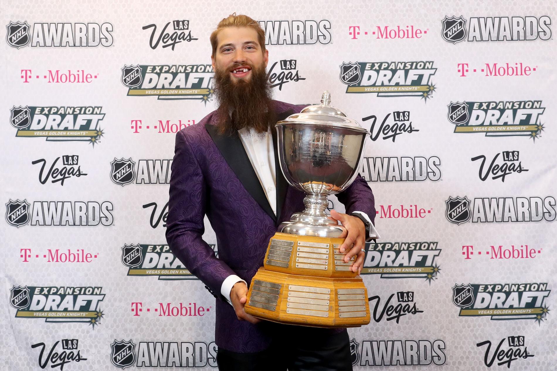 Brent Burns fick ta emot Norris Trophy, priset till världens bäste back, på NHL-galan i Las Vegas förra veckan.
