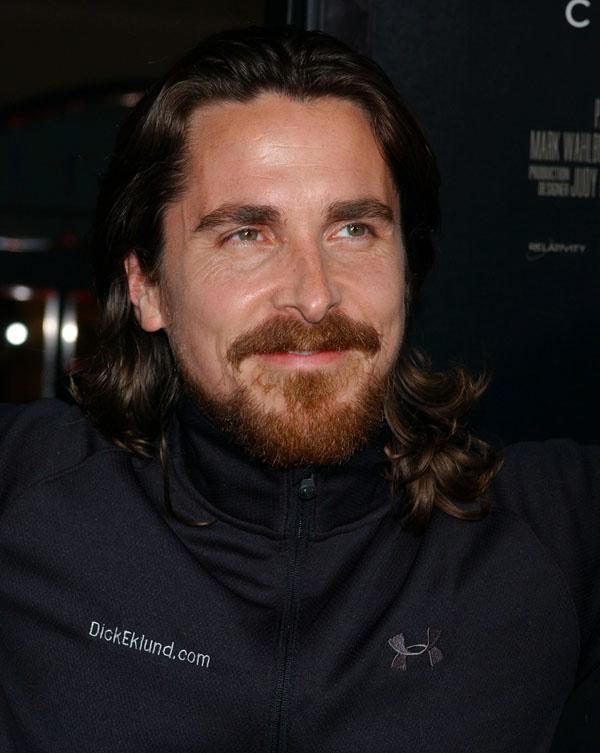 Christian Bale visar upp en stabil skäggväxt under premiären av Oscarnominerade ”The Fighter” där han spelar en knarkande bror till Mark Wahlbergs fajtande karaktär.