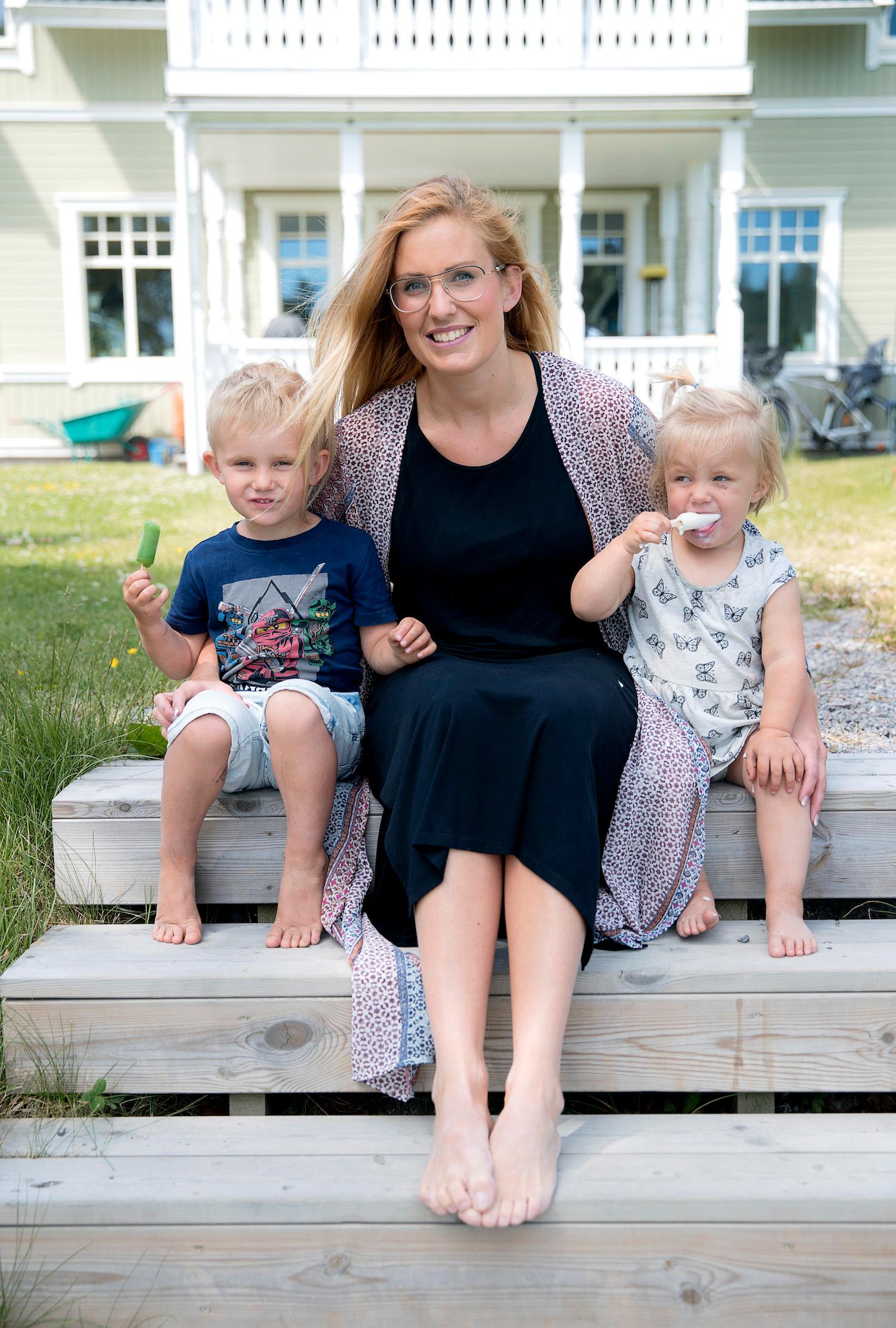 "Som tur är har jag mina fina underbara barn som lyser upp min tillvaro", säger Emma Björk, mamma till Edwin, 3, och Elsa, 1,5.