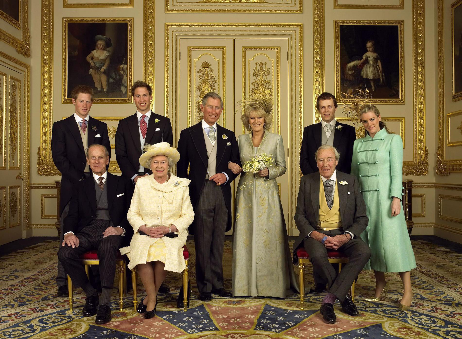 Charles och Camilla vigdes den 9 april 2005. Familjebild tagen på Windsor Castle efteråt.