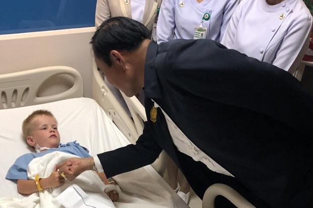 Thailands premiärminister Prayut Chan-o-cha besöker en finsk pojke som har blivit attackerad av hundar på Ao Nang Beach. 