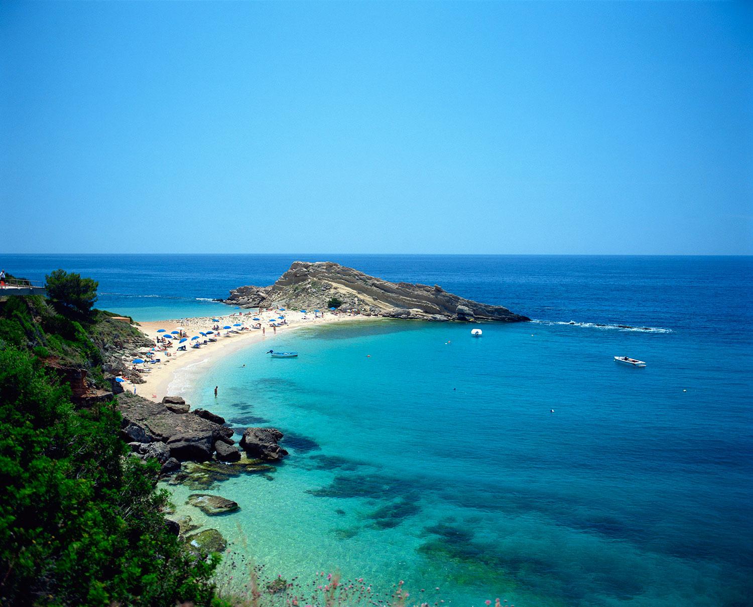 Paret skulle gifta sig på en strand på den grekiska ön Kefalonia.