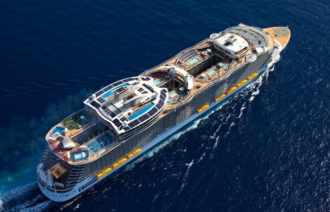 Oasis of the seas, världens största kryssningsfartyg, är 360 meter lång och 64 meter bred. Det flyttar 255000 ton vatten i 20 kilometer i timmen när den glider omkring bland Karibiens öar.