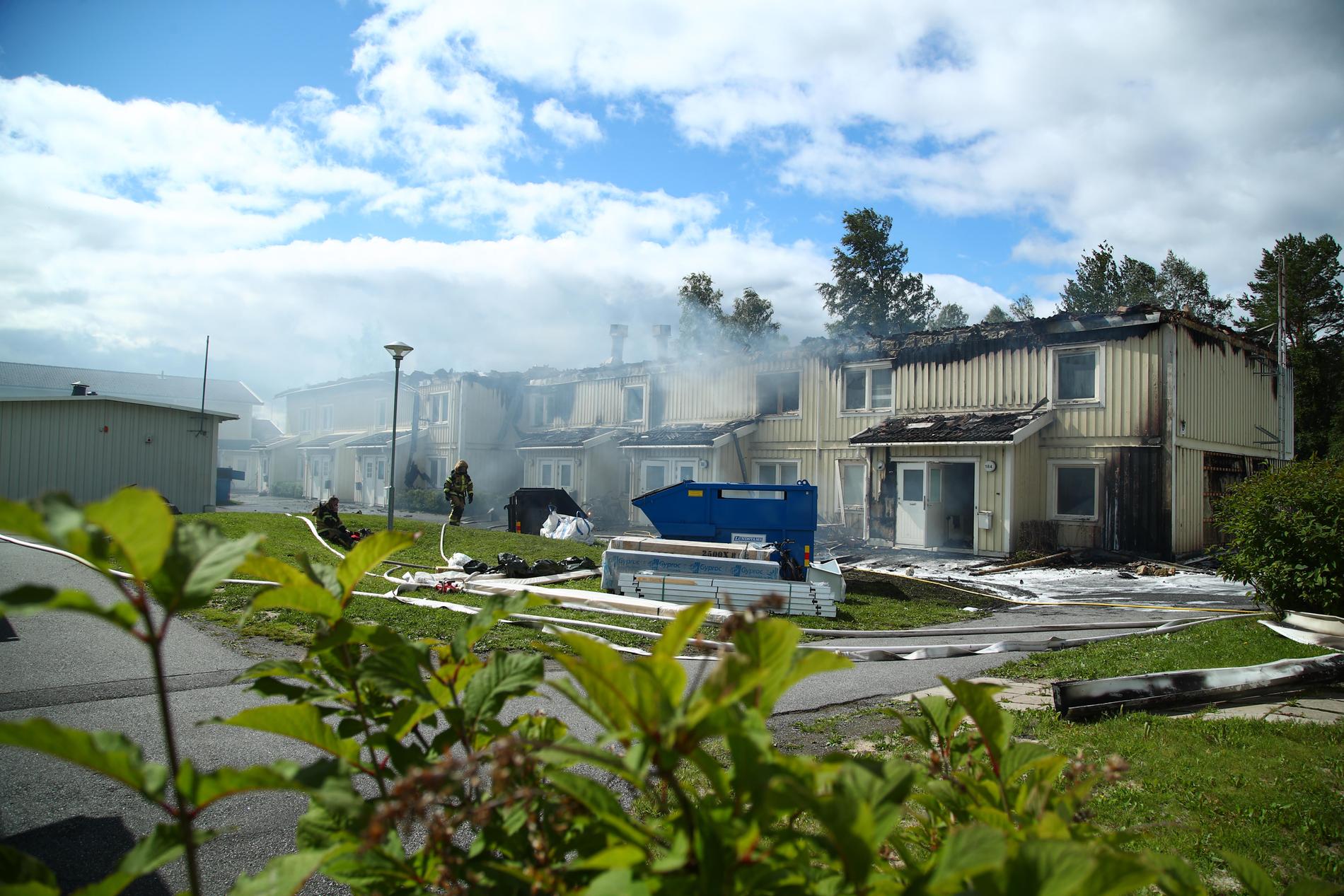Boende evakuerades på onsdagsförmiddagen sedan en kraftig brand utbrutit i ett lägenhetshus på Frösön i Östersund.