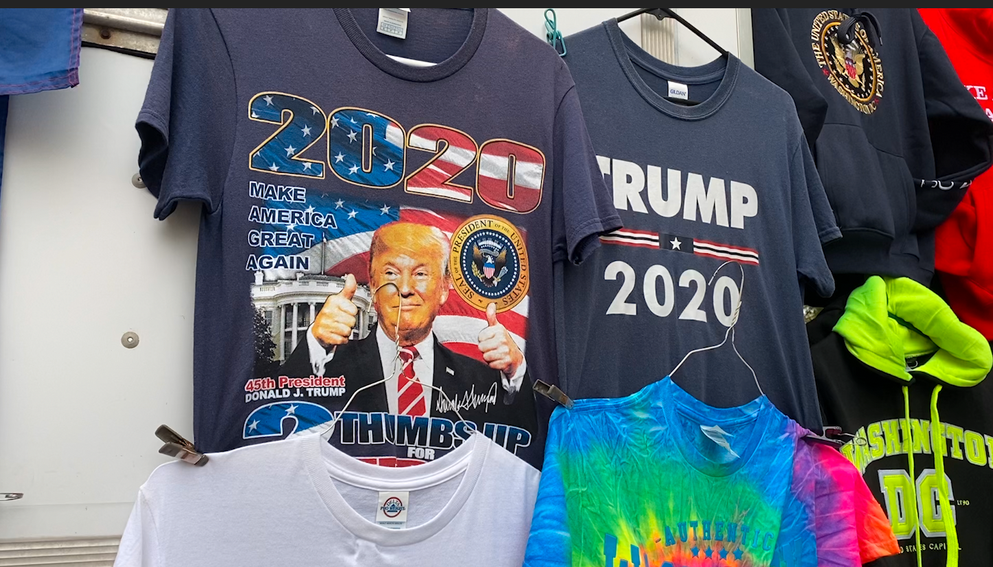 En av de mer originella t-shirtsen som finns till försäljning med trycket ”tummarna upp för Trump”. 