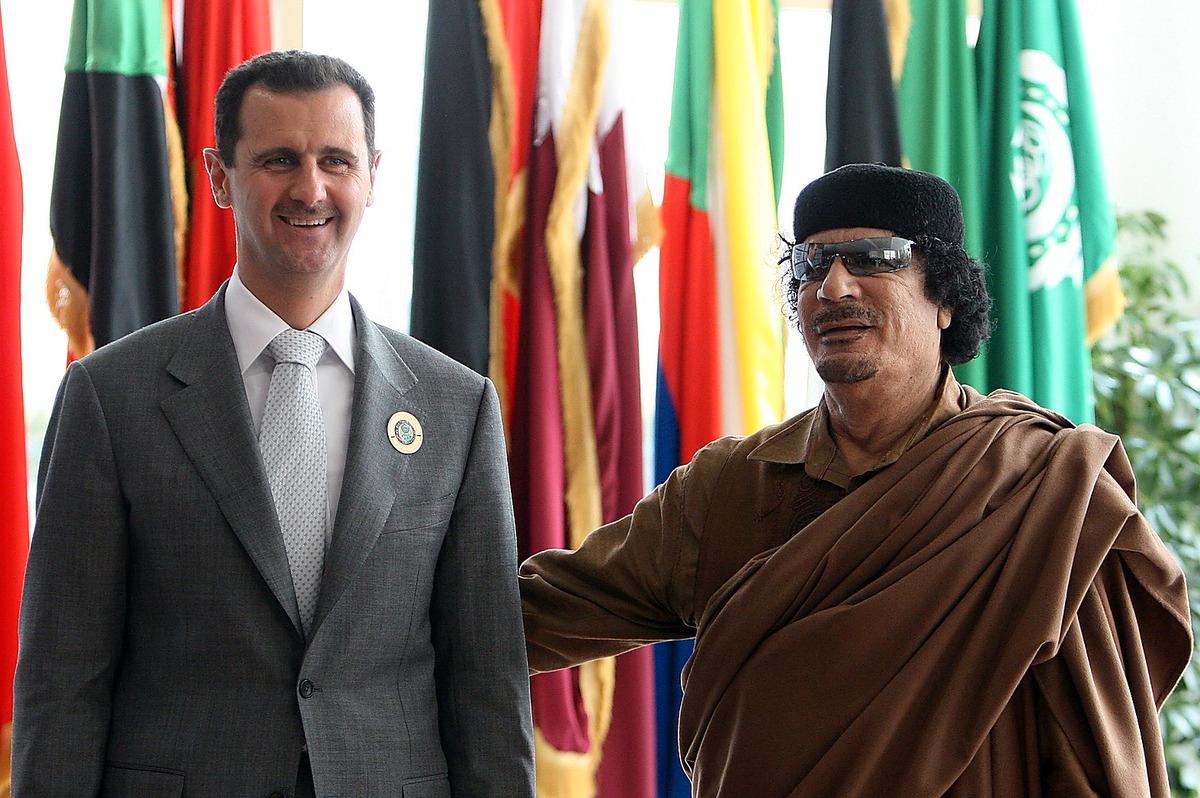 Här får Syriens president Bashar Assad en klapp på ryggen.