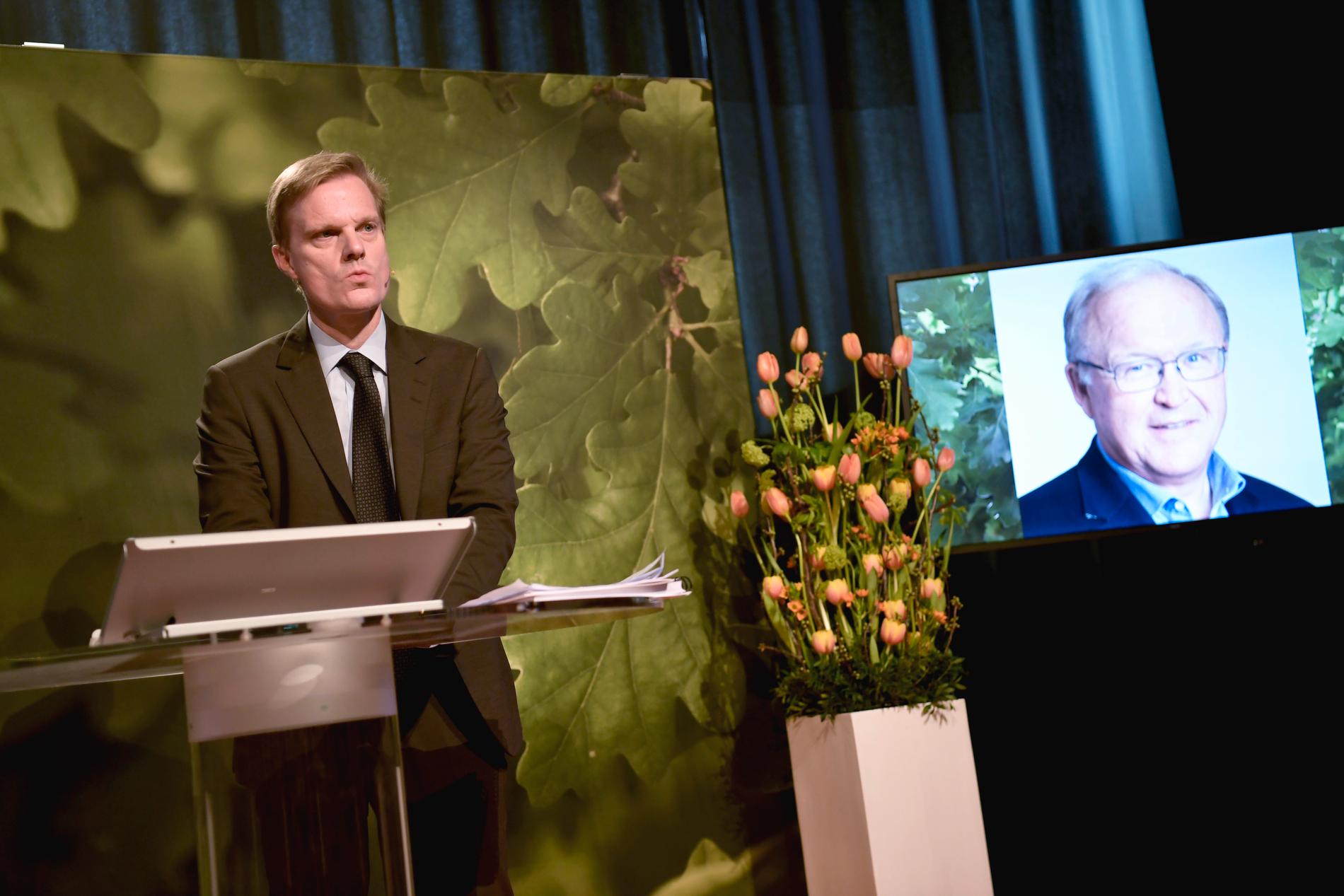 Jens Henriksson, vd Swedbank, och styrelseordförande Göran Persson (via telefonlänk) kommenterar slutrapporten om Swedbanks penningtvätt under en pressträff på bankens huvudkontor i Sundbyberg.