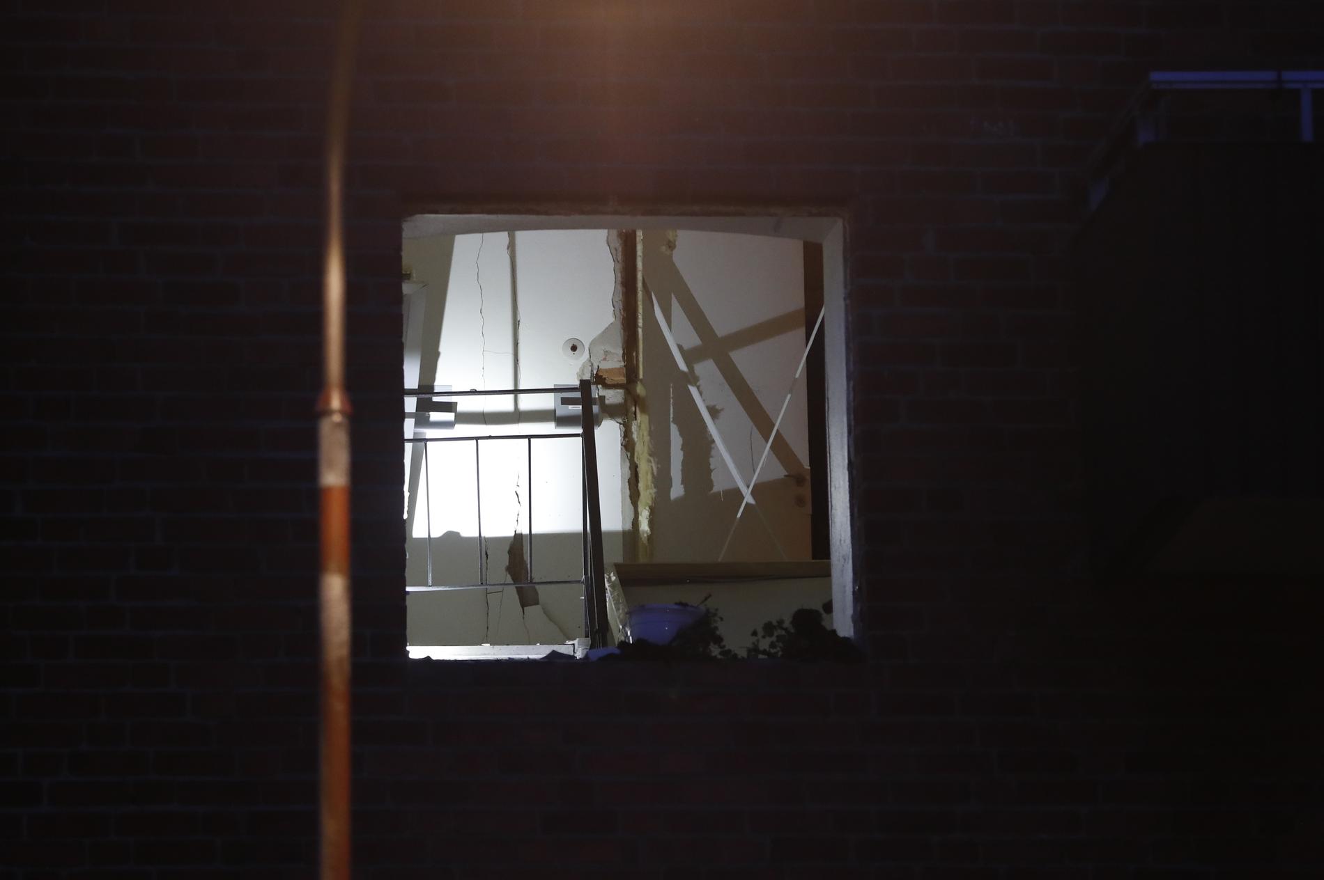 En explosion inträffade i en trappuppgång i västra Stockholm under lördagsnatten. Fönster har krossats och det är skador på flera lägenhetsdörrar. Ingen person har skadats, men en förundersökning om allmänfarlig ödeläggelse har inletts.