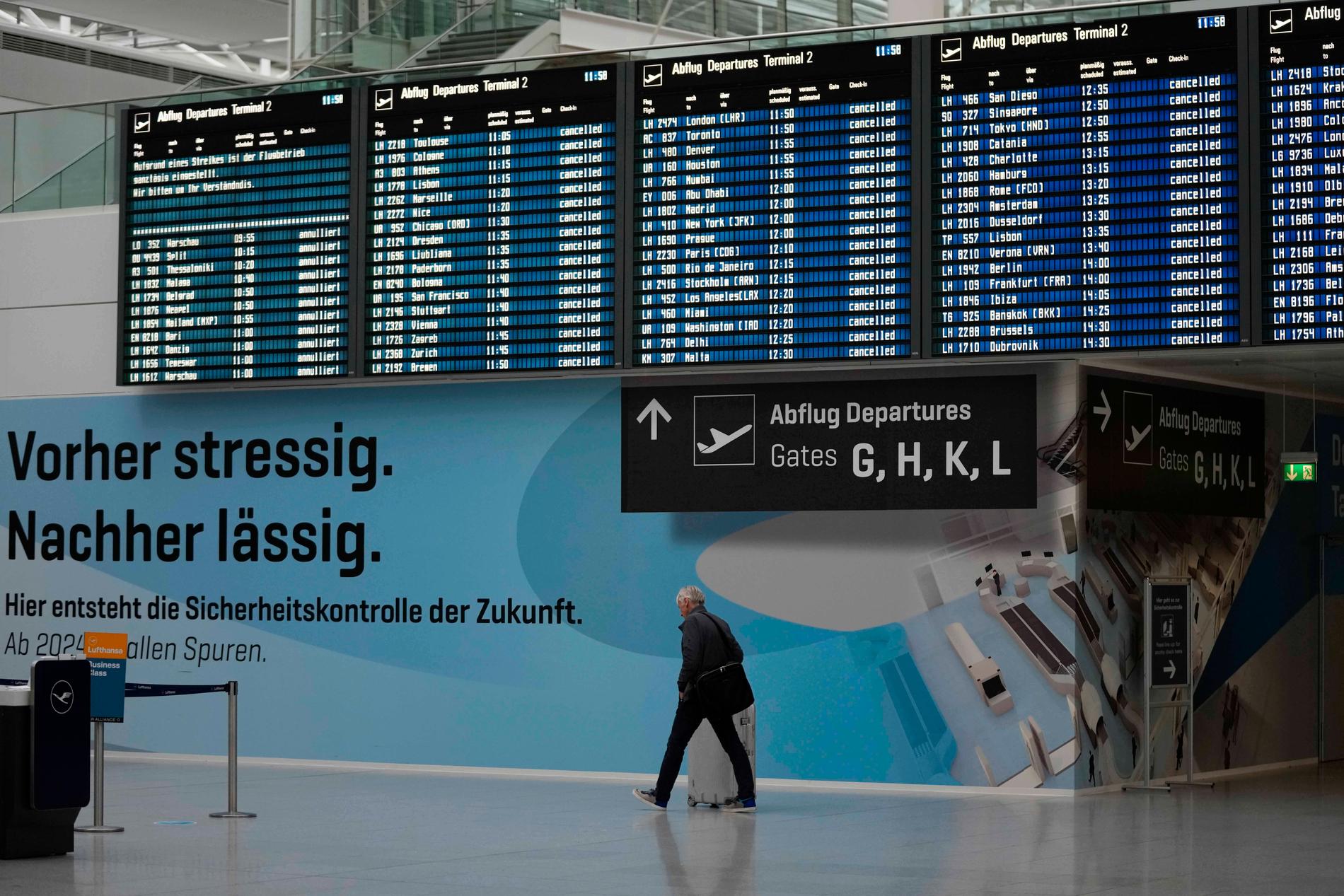 På flygplatsen i München har strejken redan börjat.