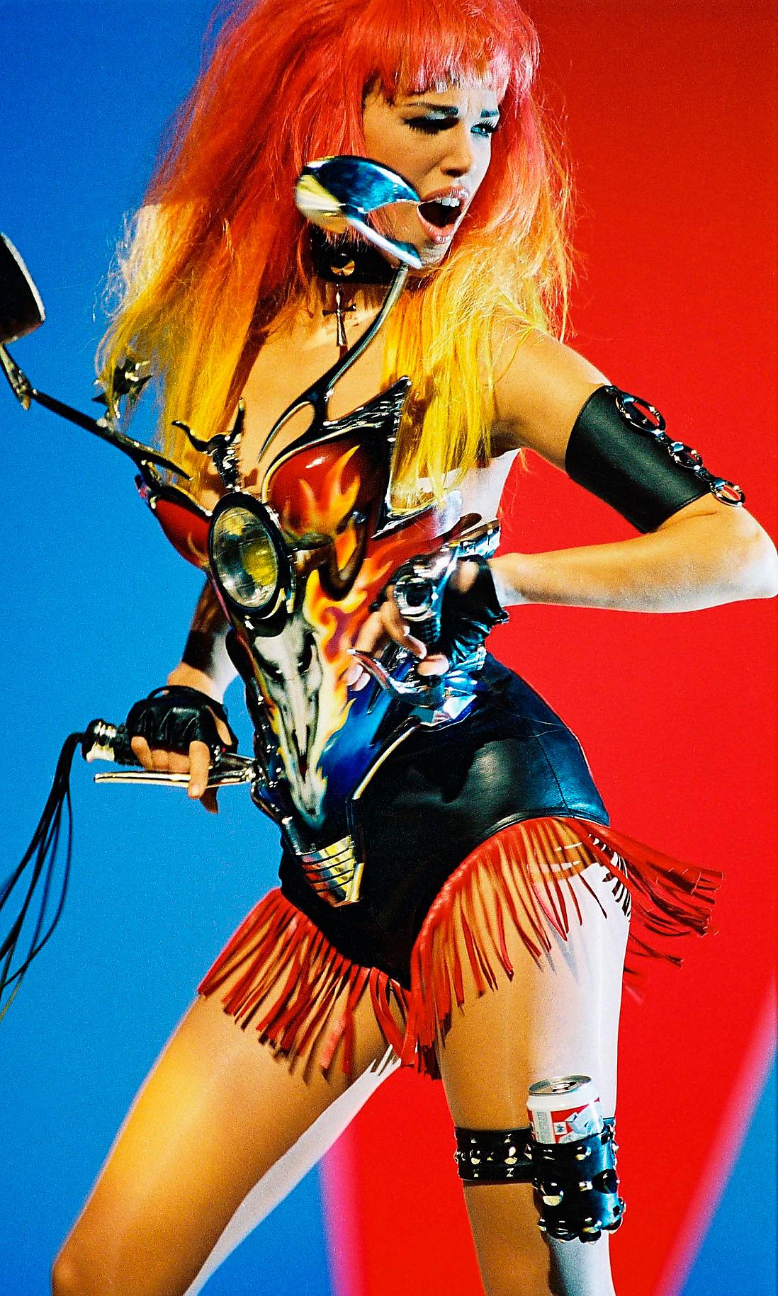 Emma Sjöberg i den klassiska korsettkreationen i George Michaels musikvideo till låten ”Too funky”. Foto: IBL