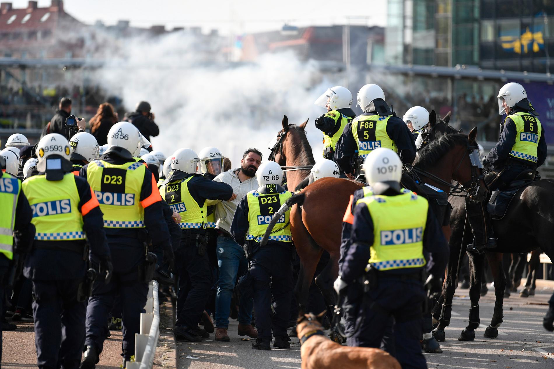 Polis stoppar motdemonstranter vid Nordiska motståndsrörelsens (NMR) demonstration på lördagen.