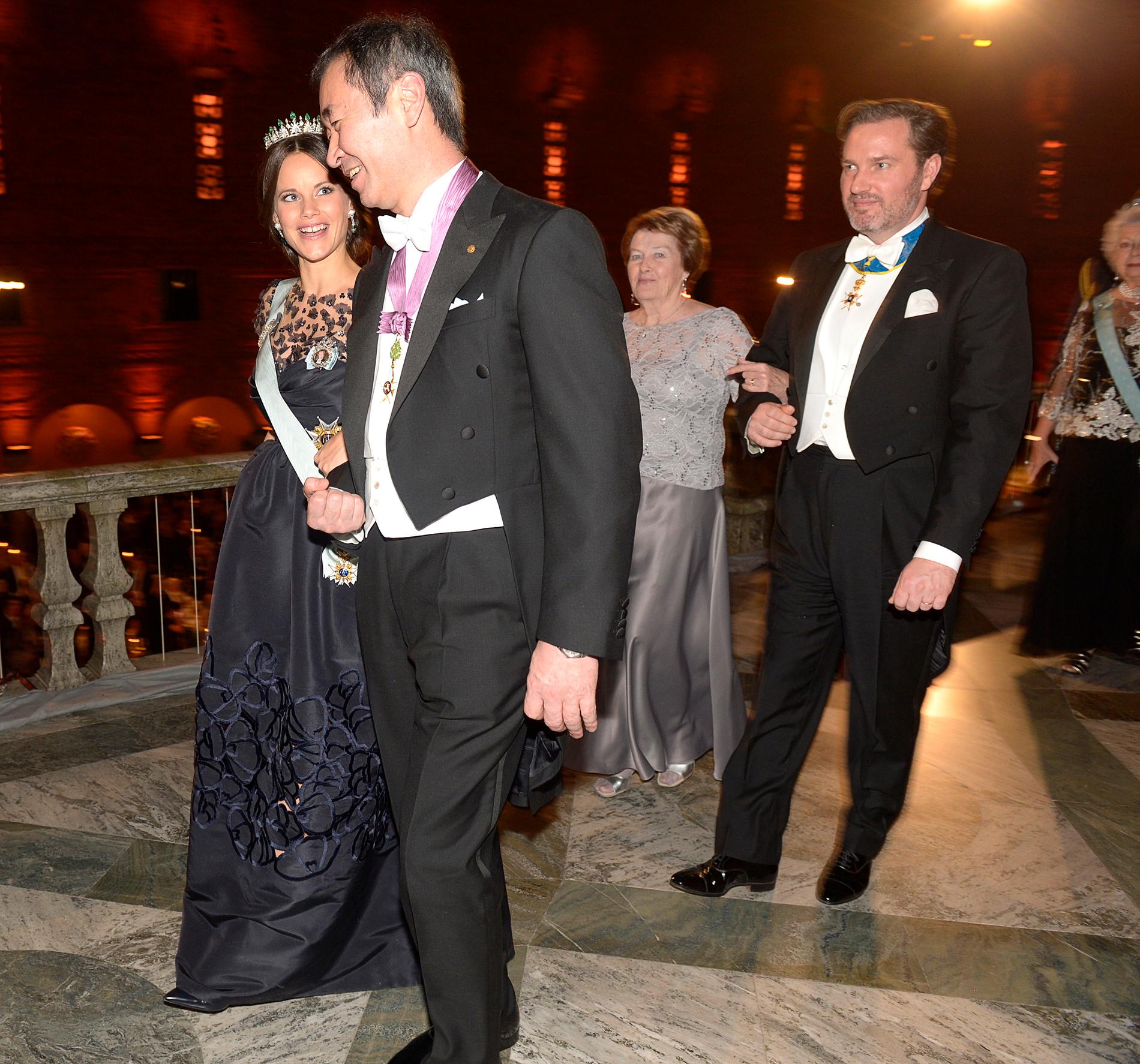 Prinsessan Sofia och fysikpristagaren Takaaki Kajita  lämnar  Blå Hallen .