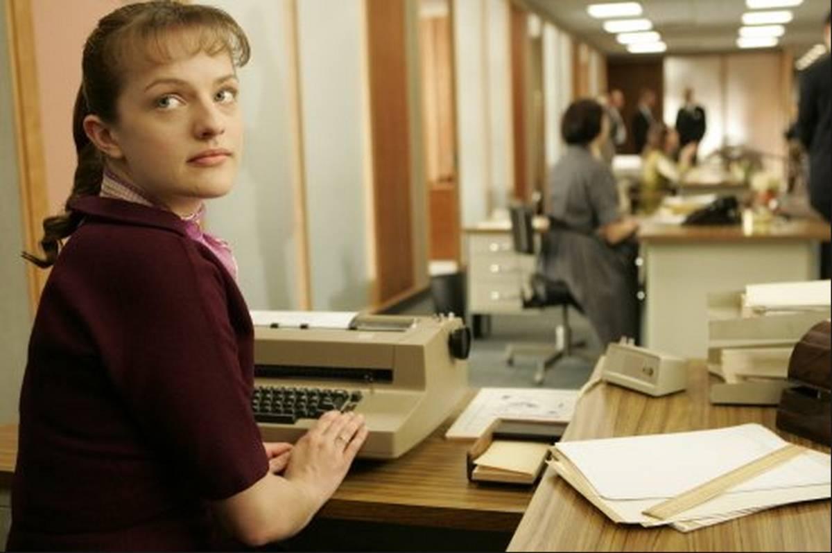 FRÅN SEKRETERARE … Elisabeth Moss karaktär Peggy Olson börjar sin karriär på Sterling Cooper som sekreterare.
