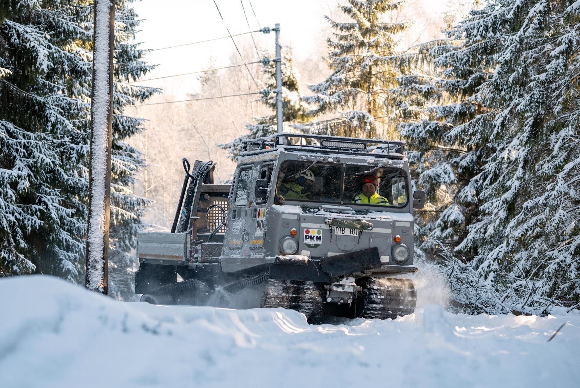 Här hjälper en bandvagn till i skånska Brösarp – efter snö och vind som ställt till problem under tisdagen. 
