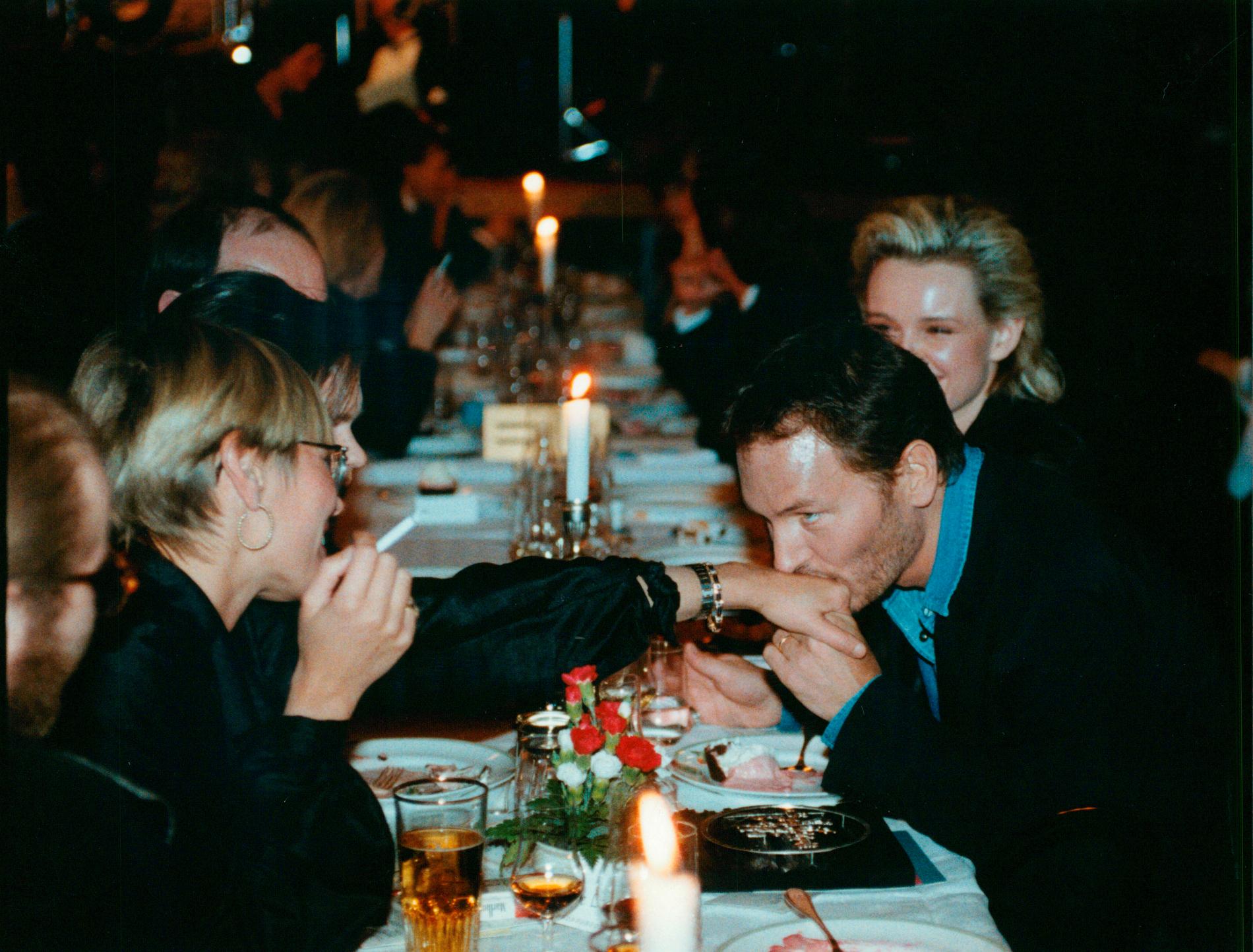 Marie Ledin får en puss på handen av maken Tomas Ledin på Grammisgalan 1991.