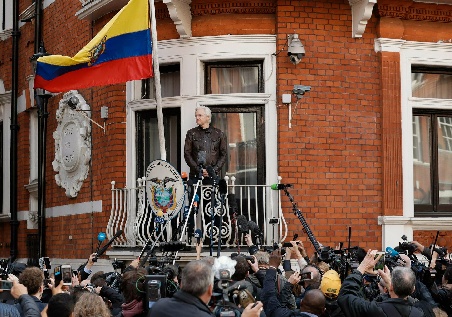 Julian Assange höll sig på ambassaden i sju år. Här visar han sig på balkongen vid en presskonferens 2017. 